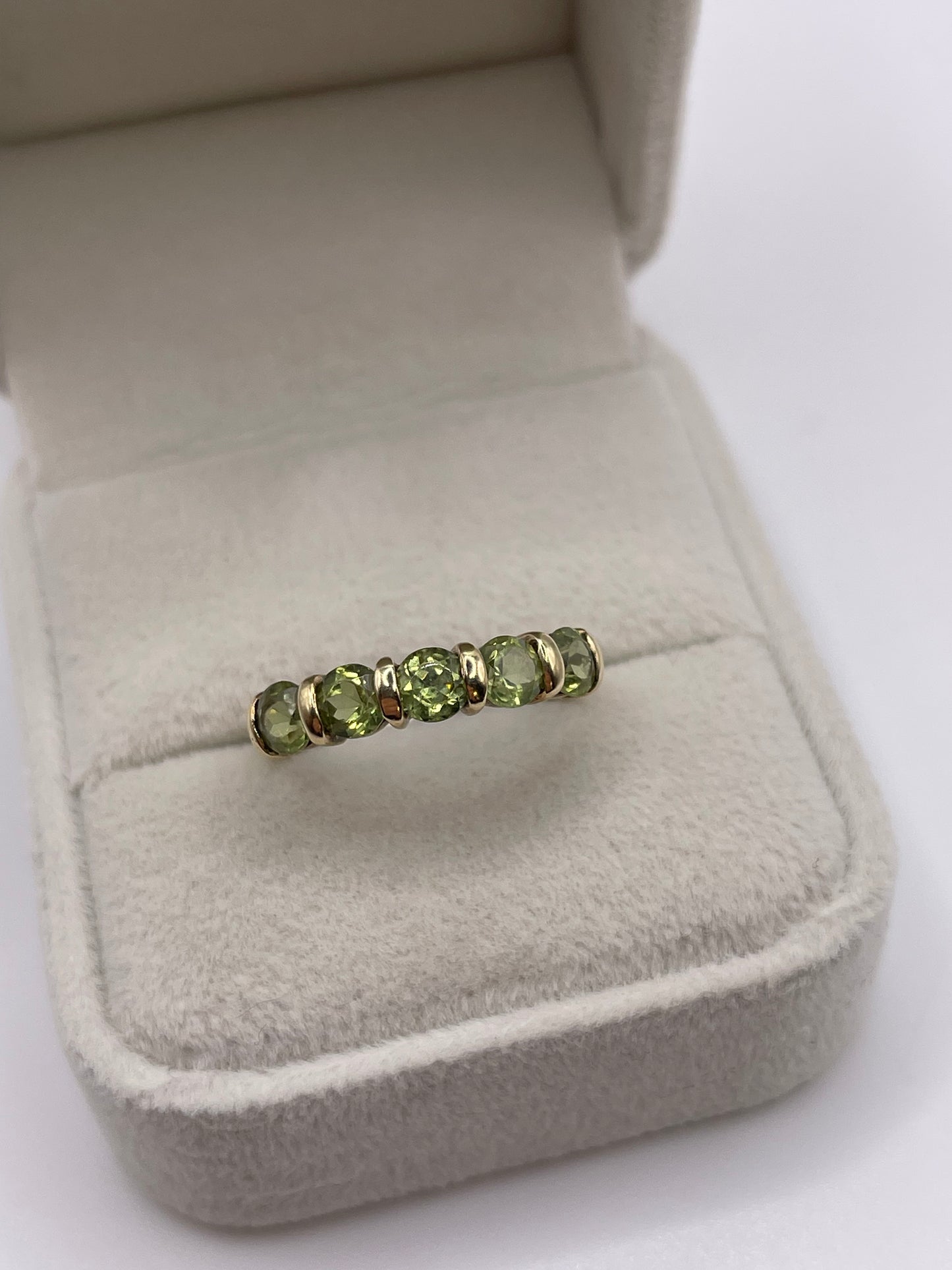 9ct gold peridot ring