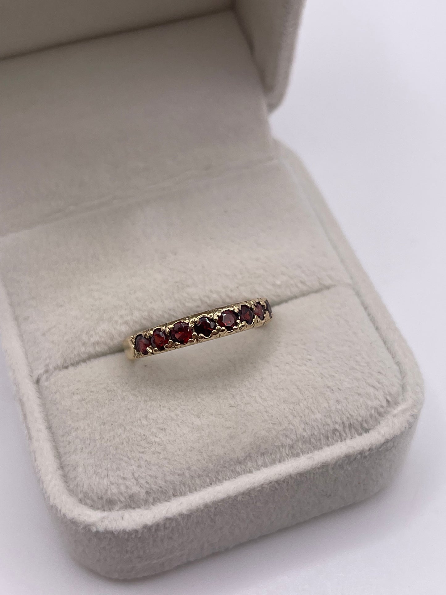 9ct gold garnet ring