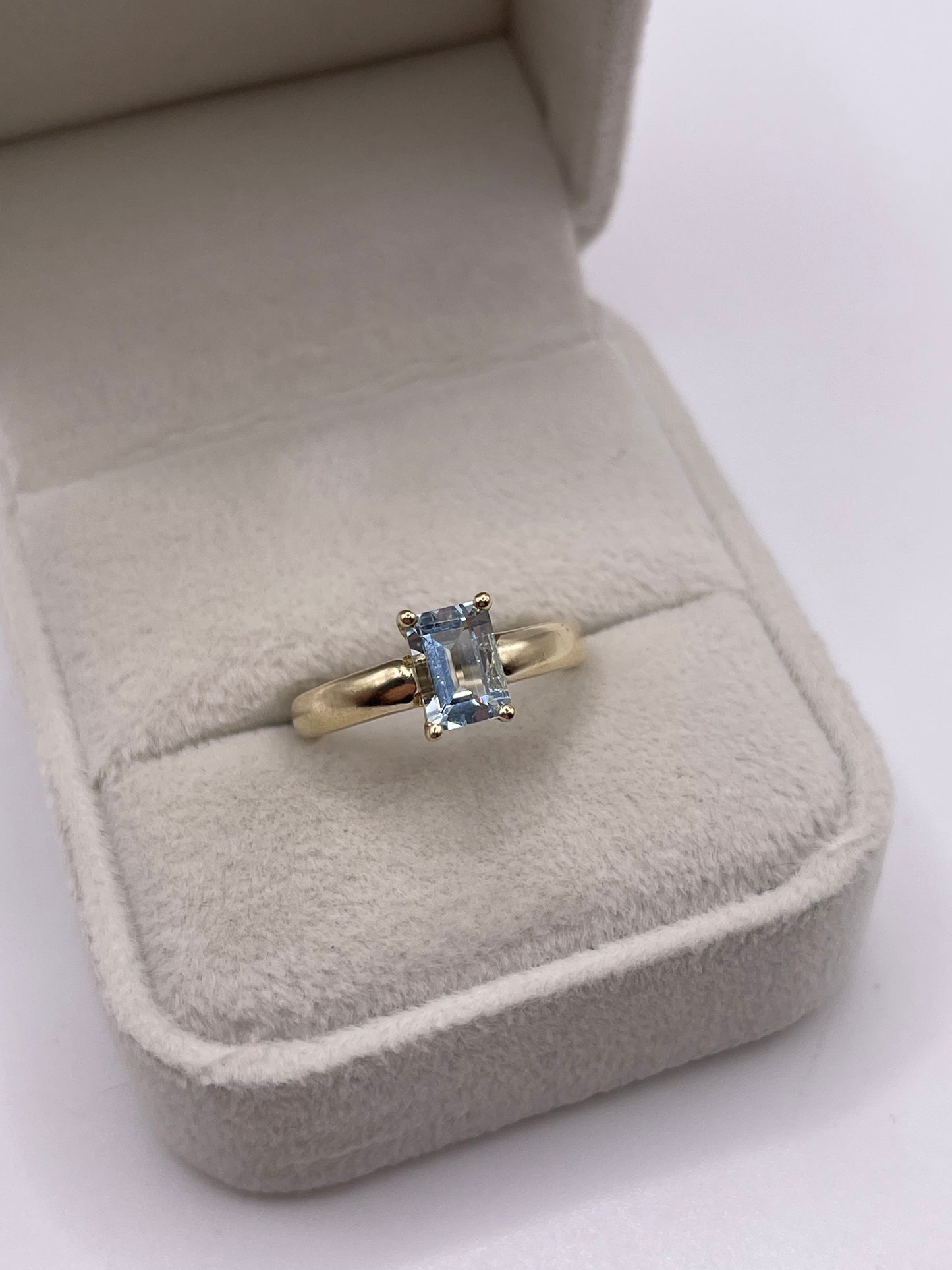 9ct gold aquamarine ring