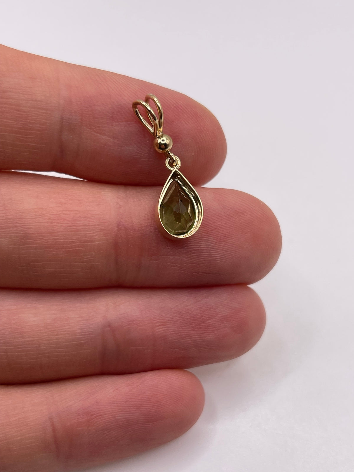 9ct gold quartz pendant