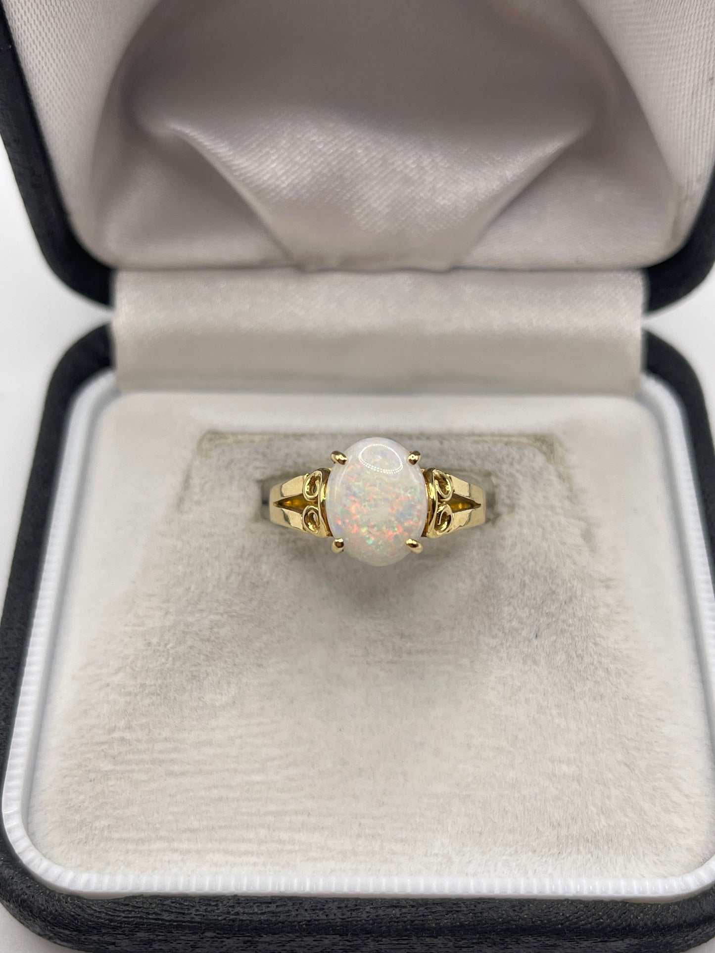 18ct gold opal ring