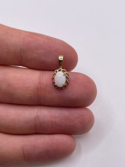 9ct gold opal pendant