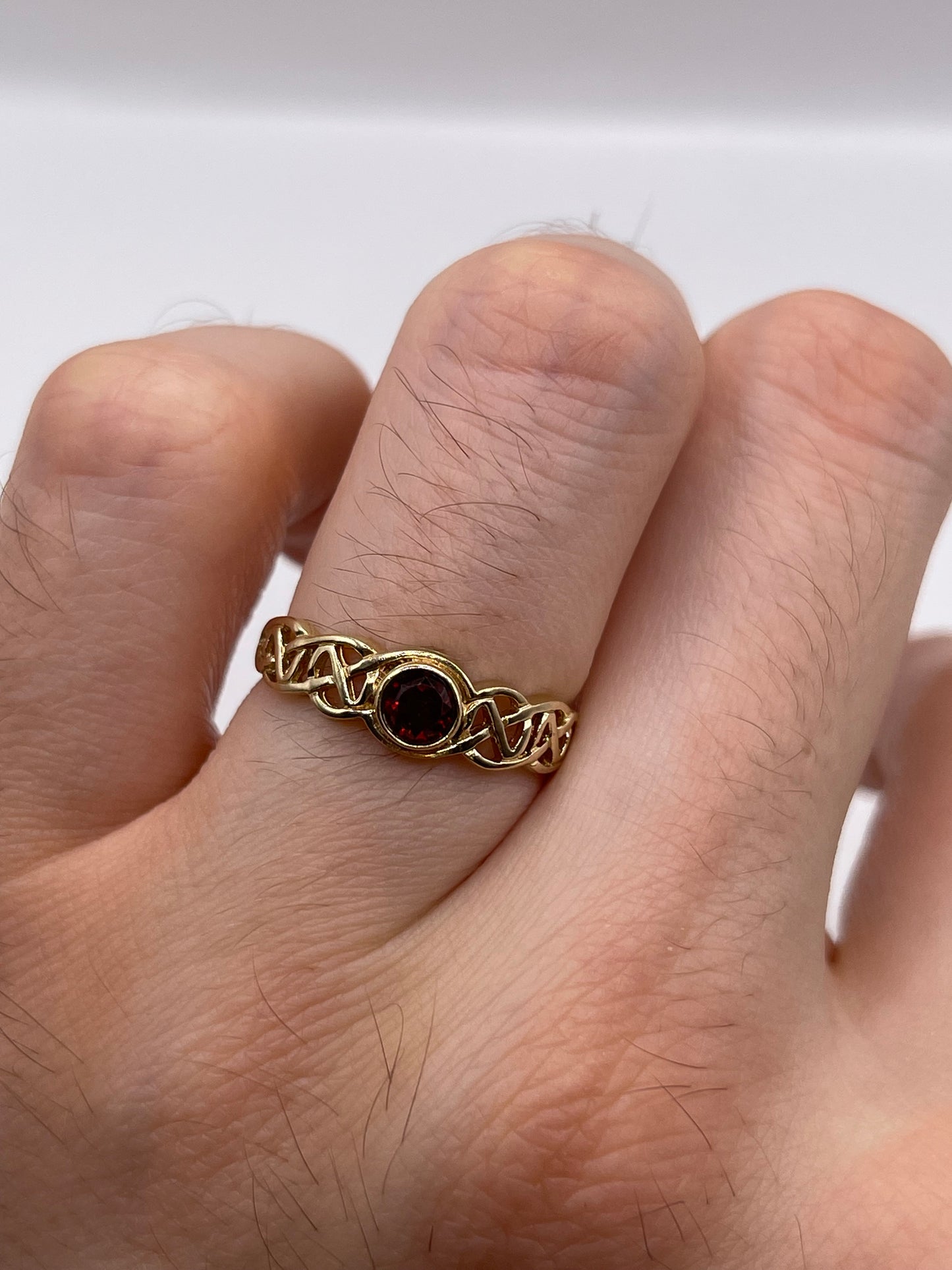 9ct gold garnet ring