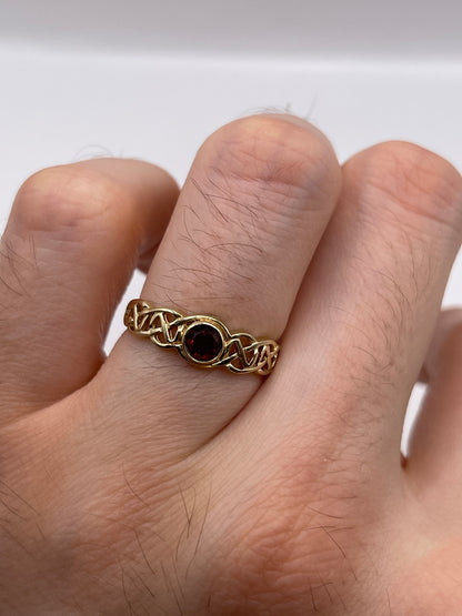 9ct gold garnet ring