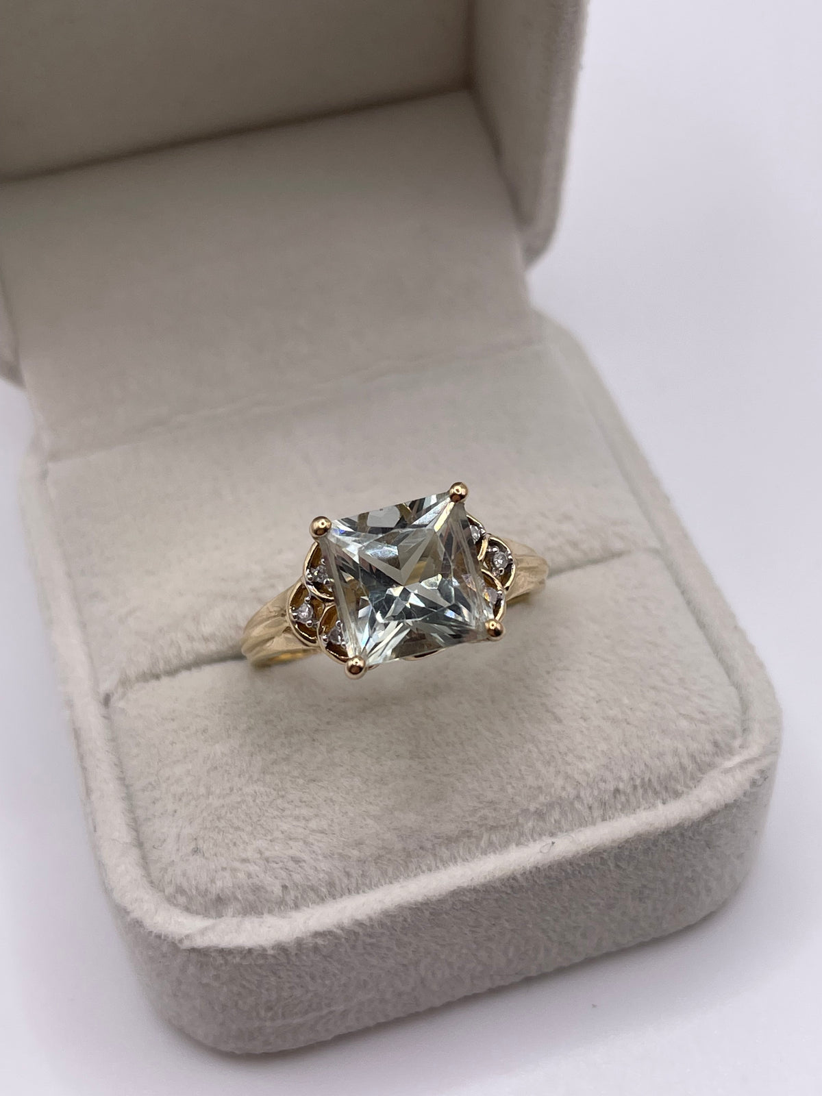 9ct gold green amethyst and diamond ring