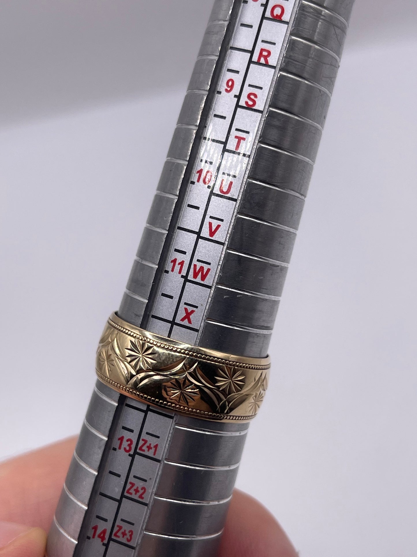 9ct gold patterned band