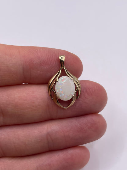 9ct gold opal pendant