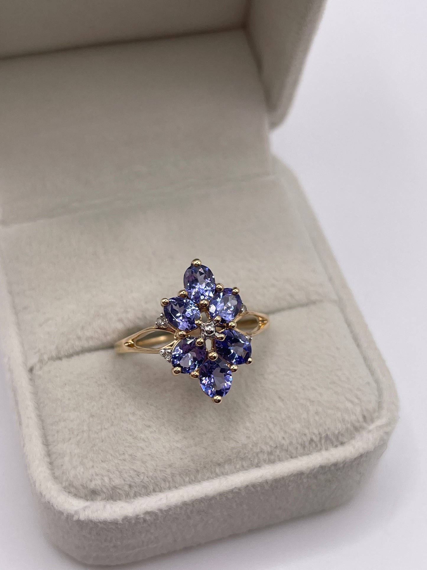 9ct gold tanzanite and diamond ring