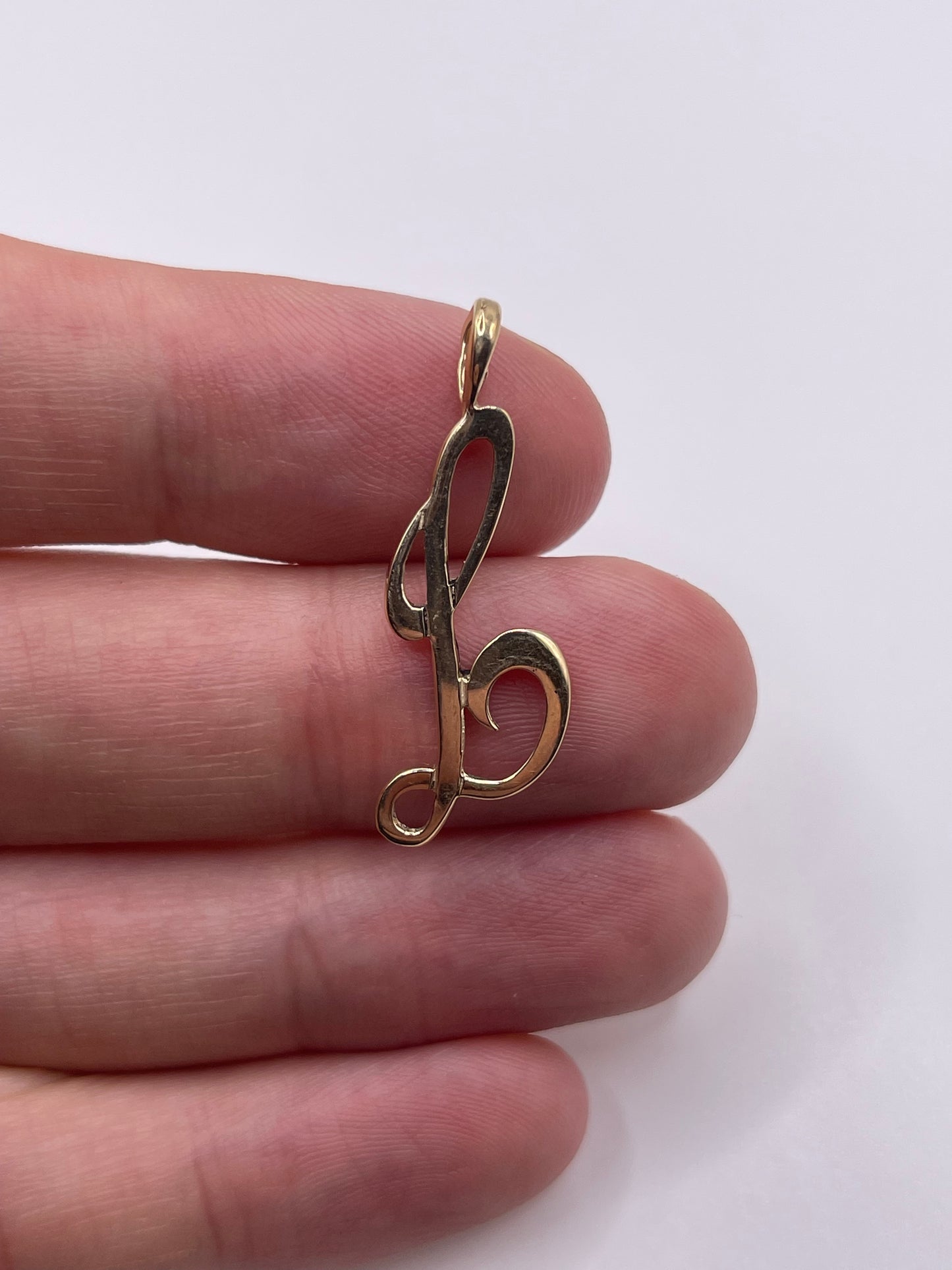 9ct gold initial L pendant