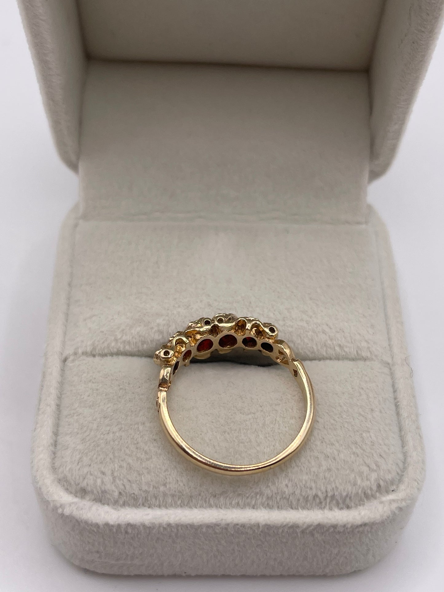 9ct gold garnet ring