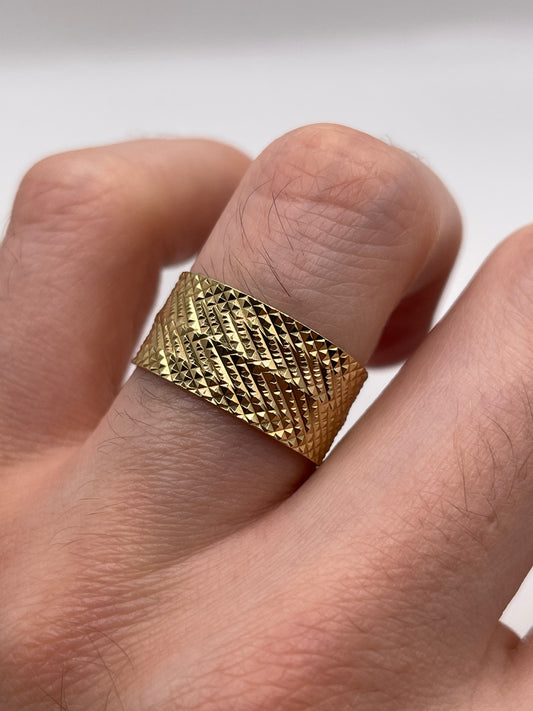 9ct gold patterned band
