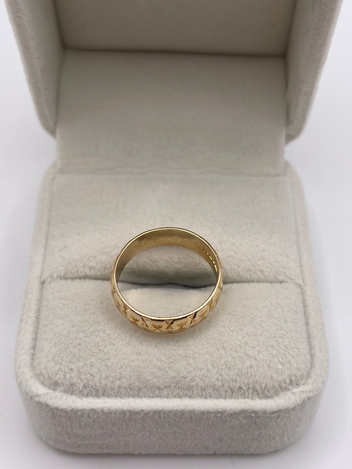 9ct gold patterned band
