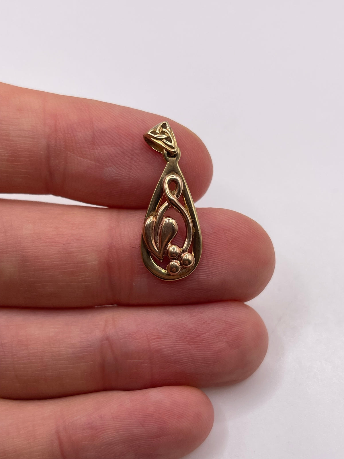 Clogau 9ct gold pendant