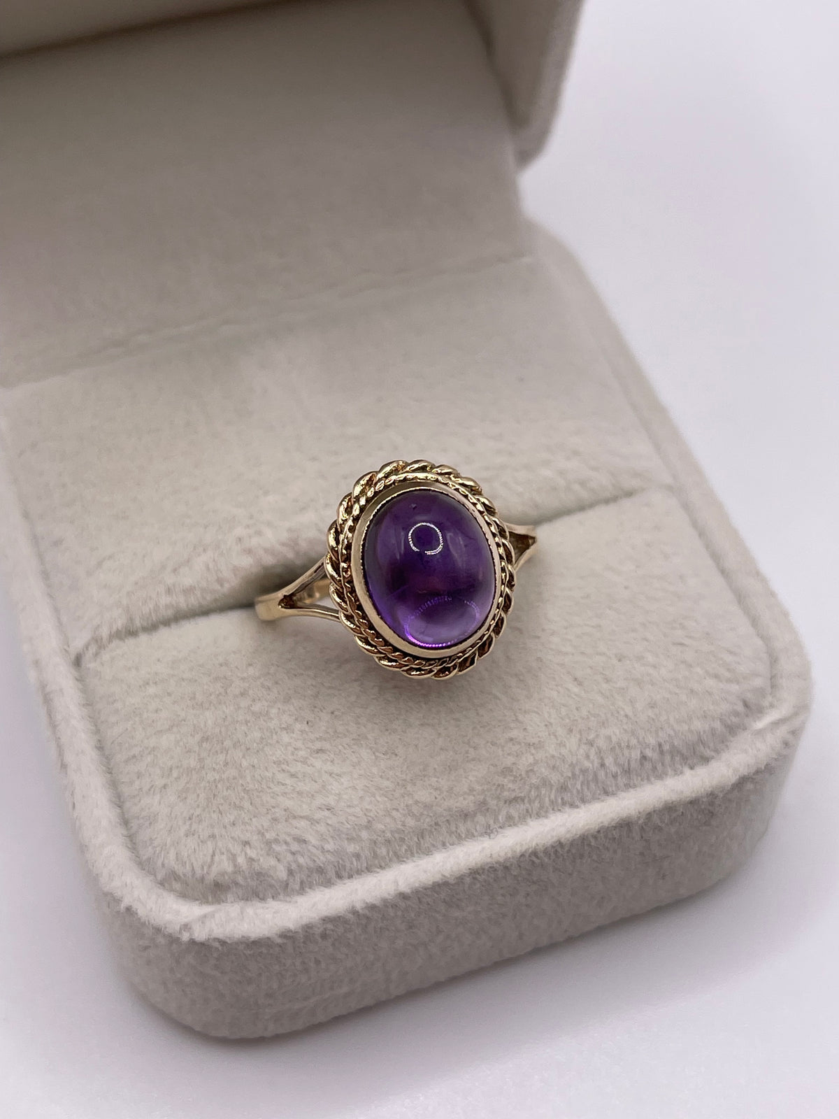 9ct gold cabochon amethyst ring