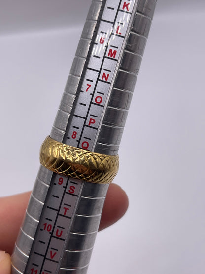 18ct gold patterned band