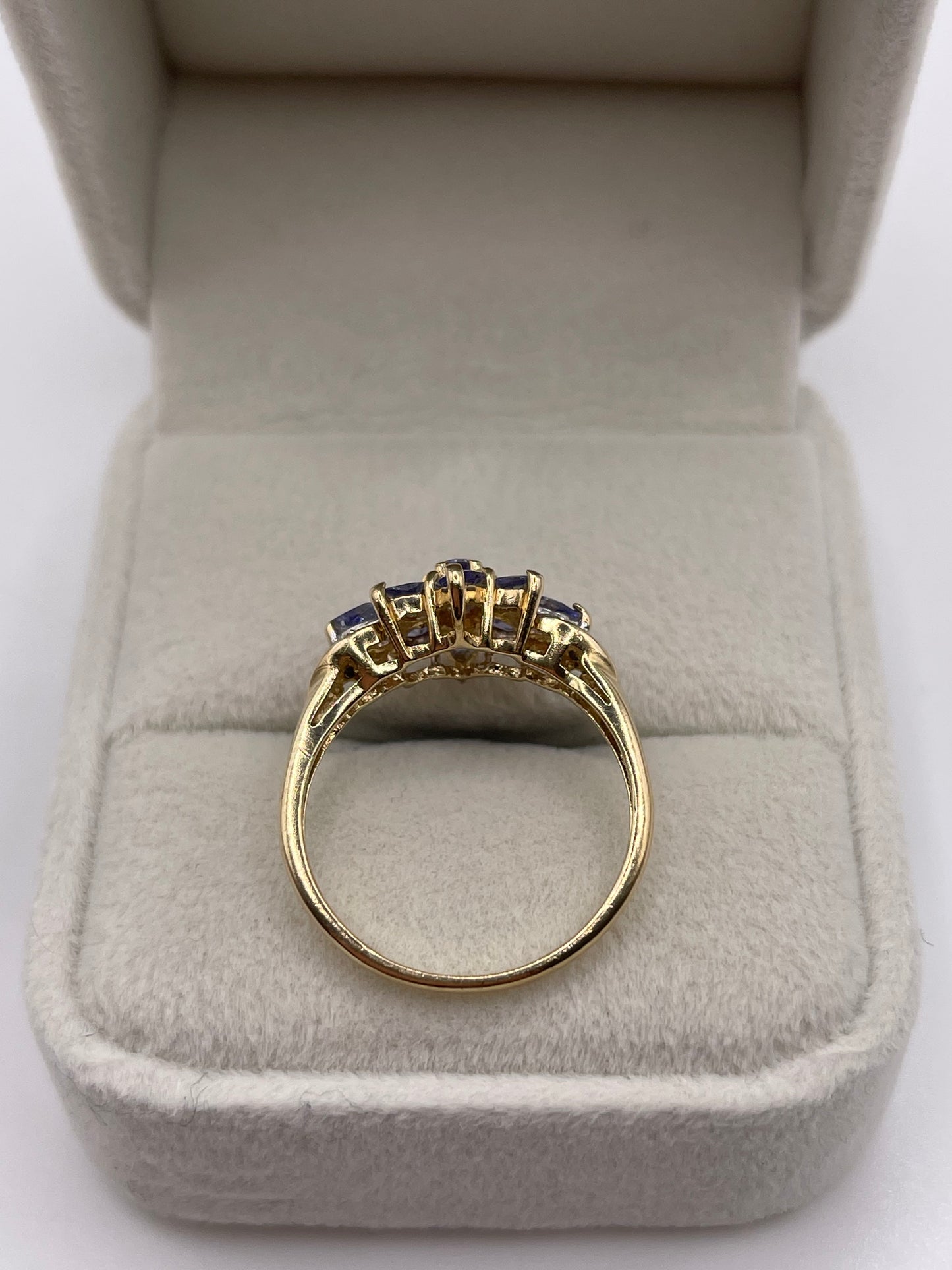 9ct gold tanzanite and diamond ring