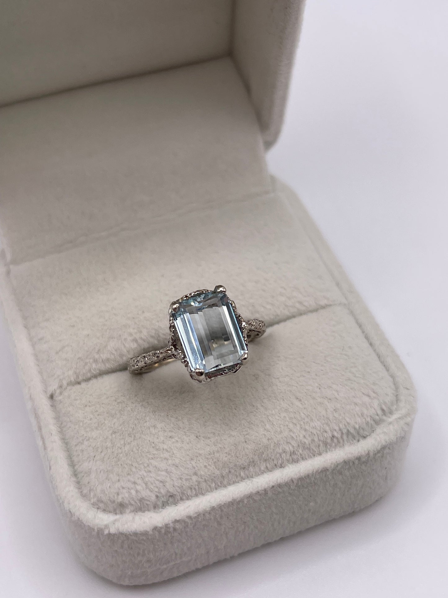 9ct white gold aquamarine ring