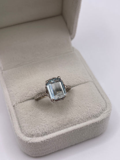 9ct white gold aquamarine ring