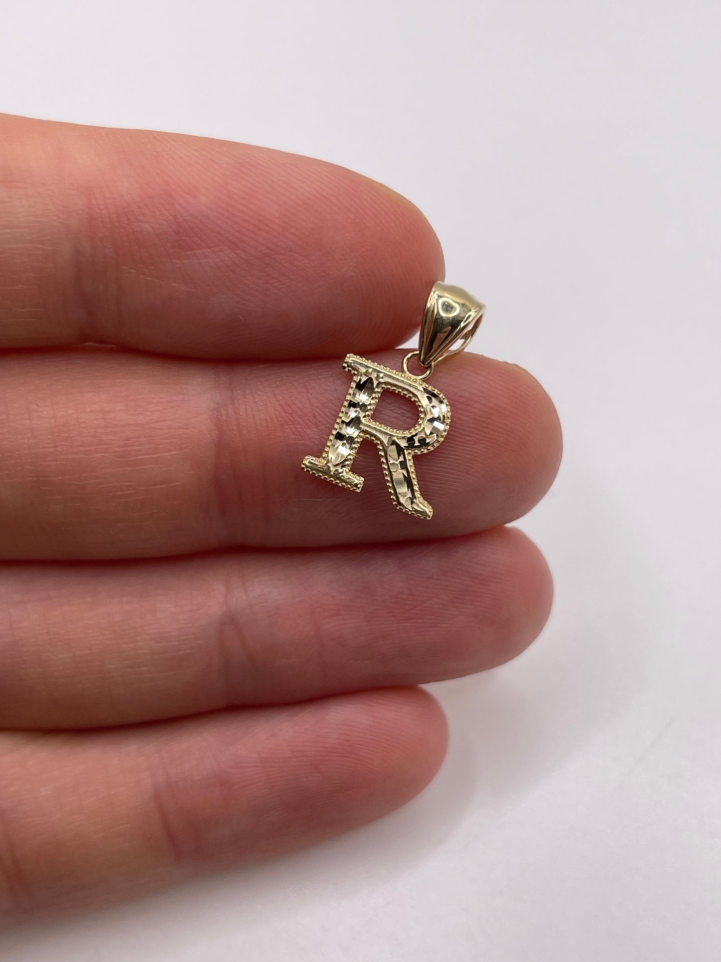 9ct gold initial R pendant