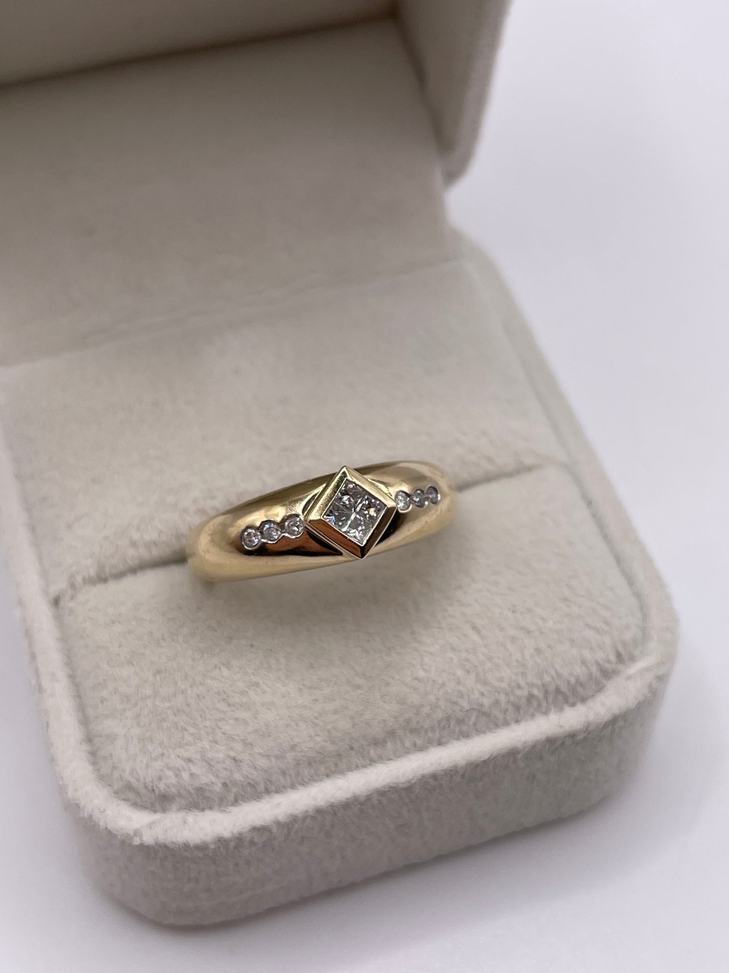 9ct gold diamond cluster ring