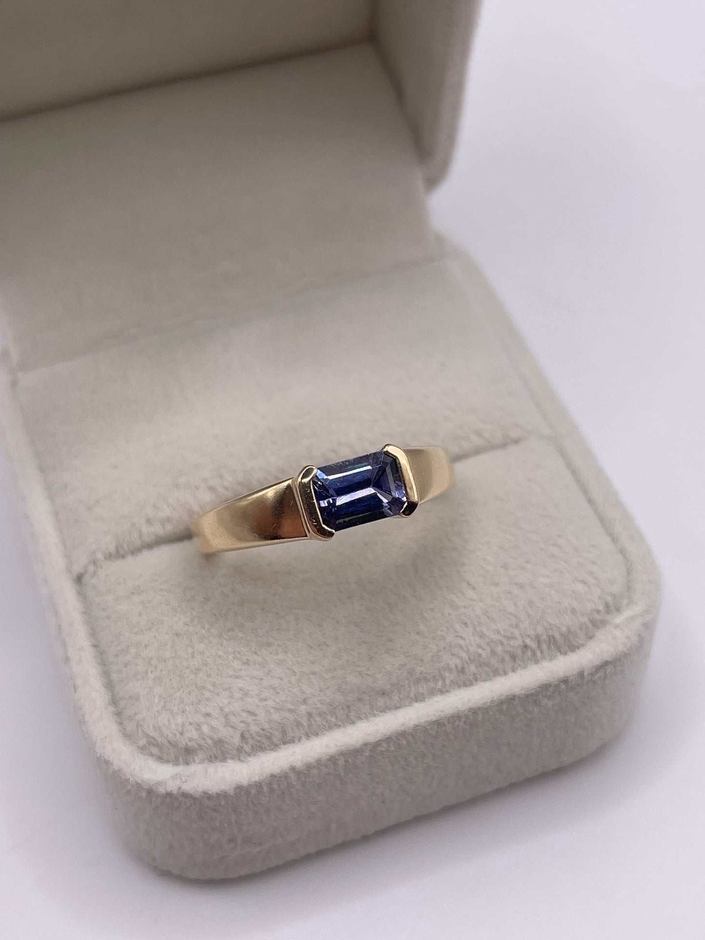 9ct gold iolite ring