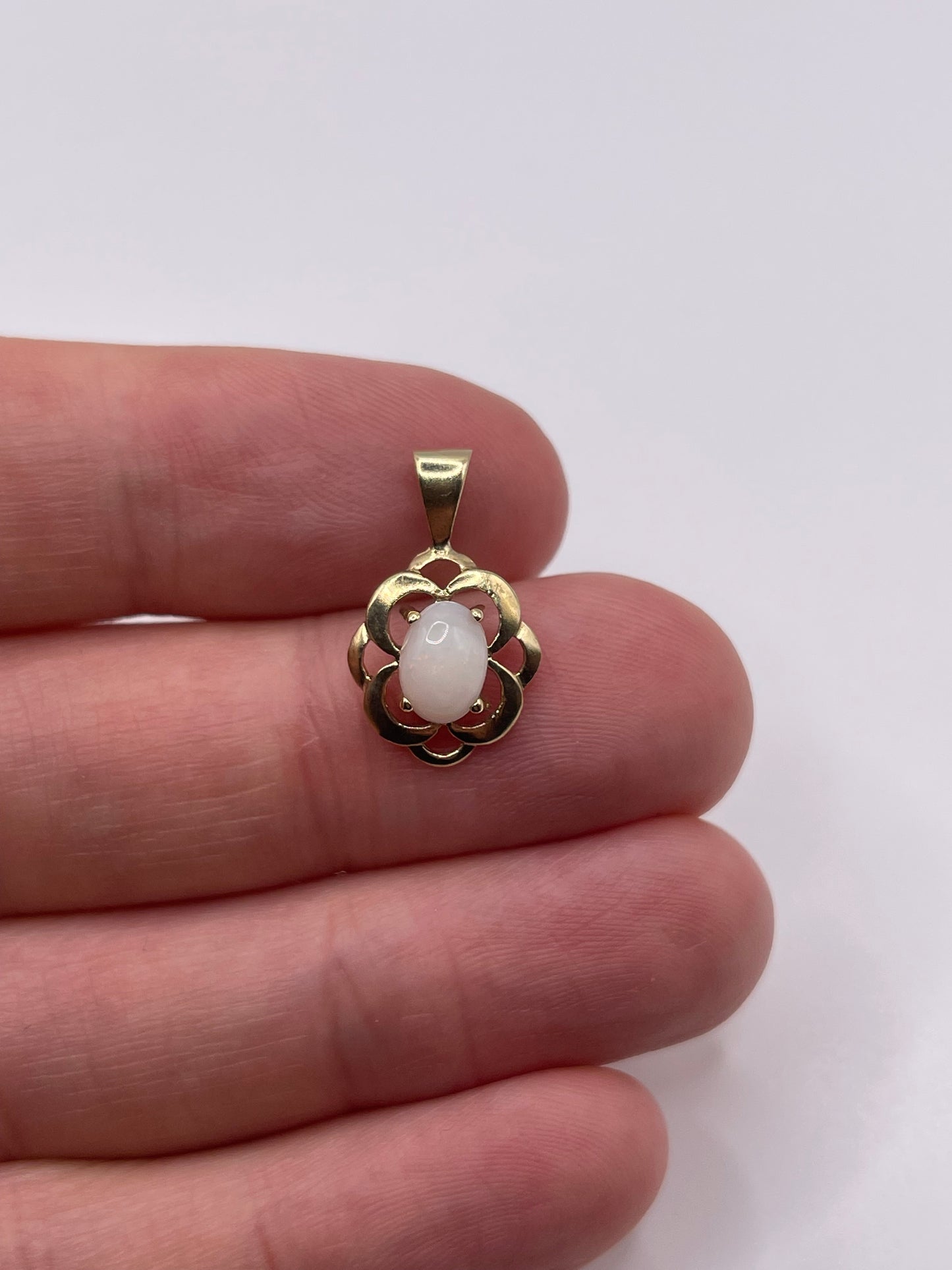 9ct gold opal pendant