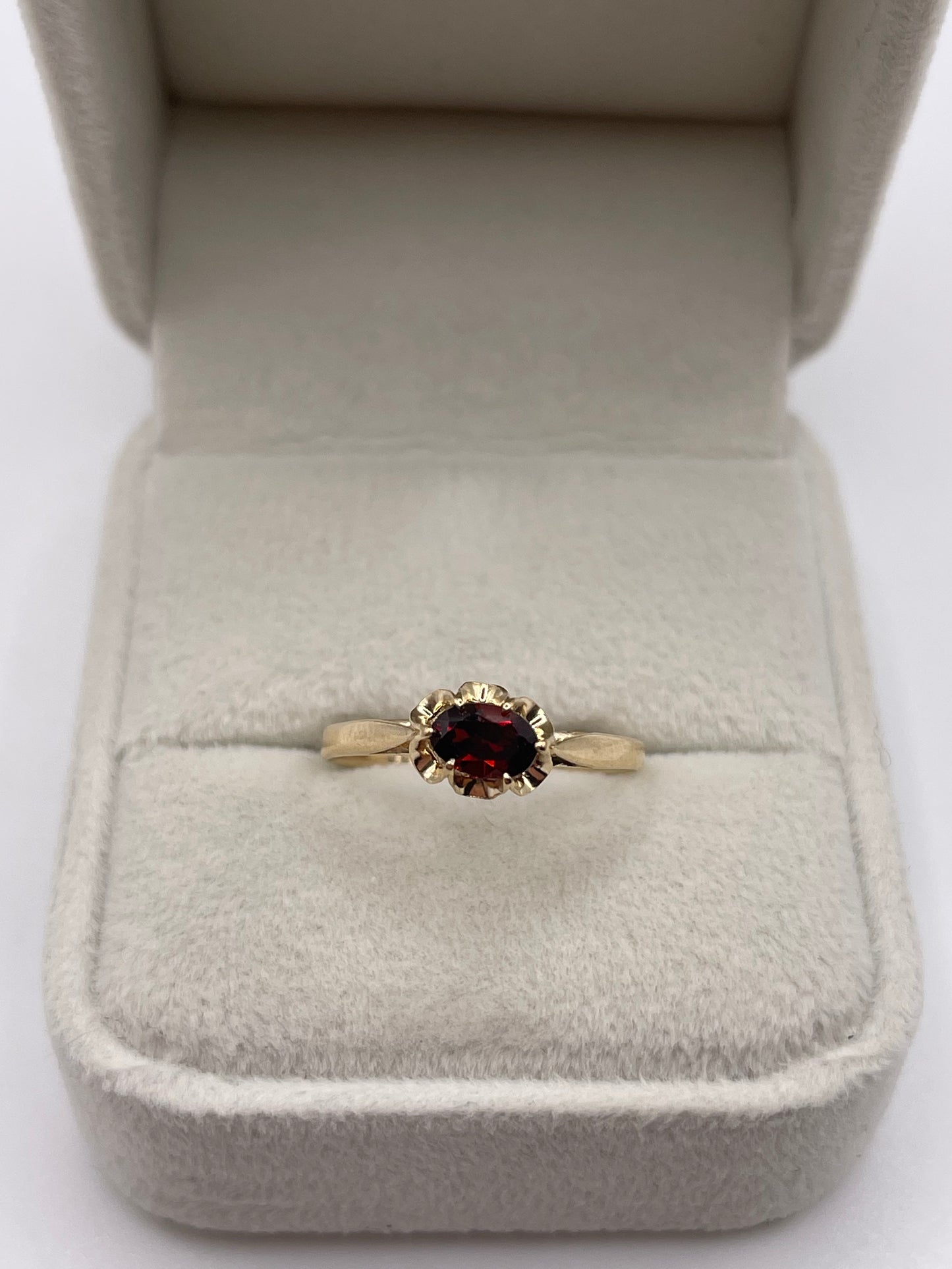 9ct gold garnet ring