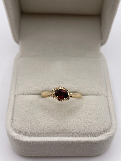 9ct gold garnet ring