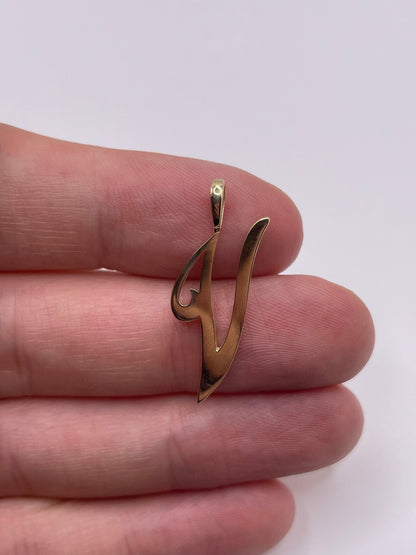 9ct gold initial V pendant