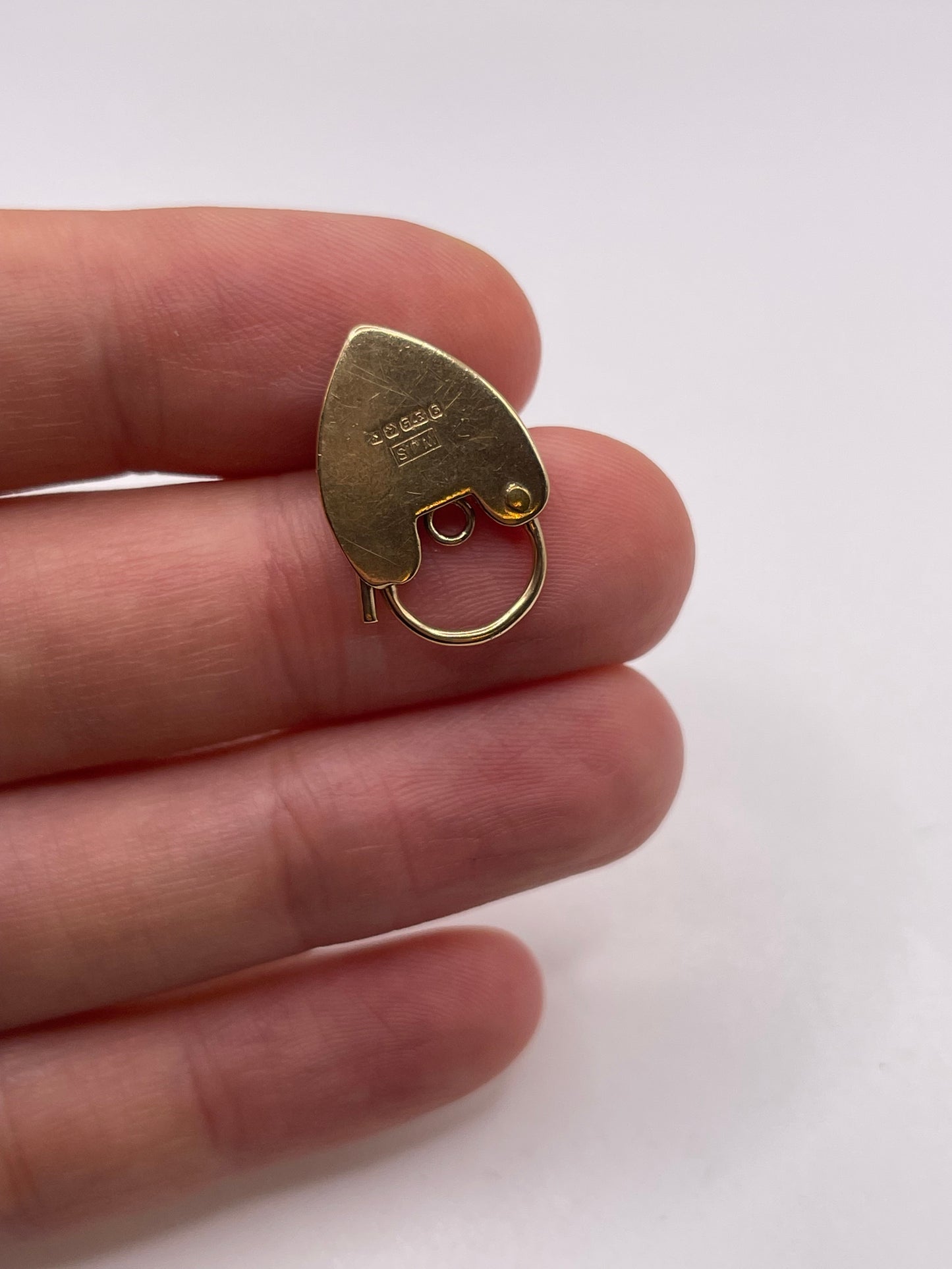 9ct gold padlock 2