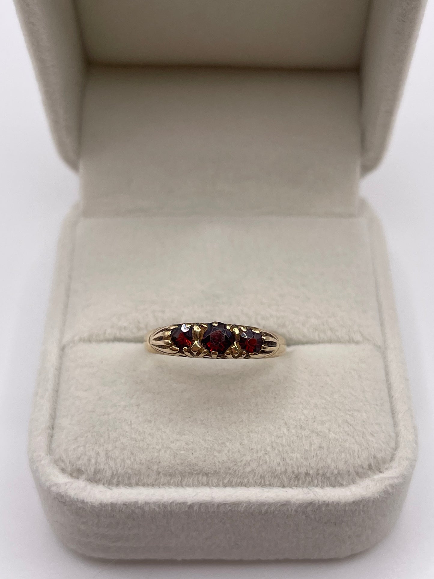 9ct gold garnet ring