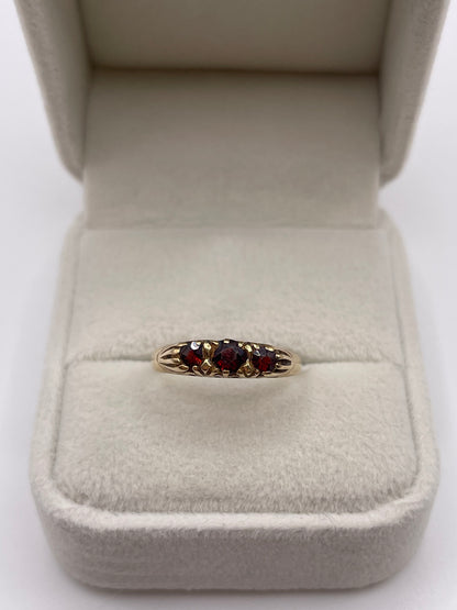9ct gold garnet ring