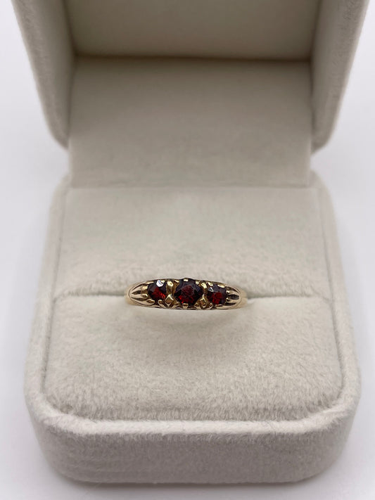 9ct gold garnet ring