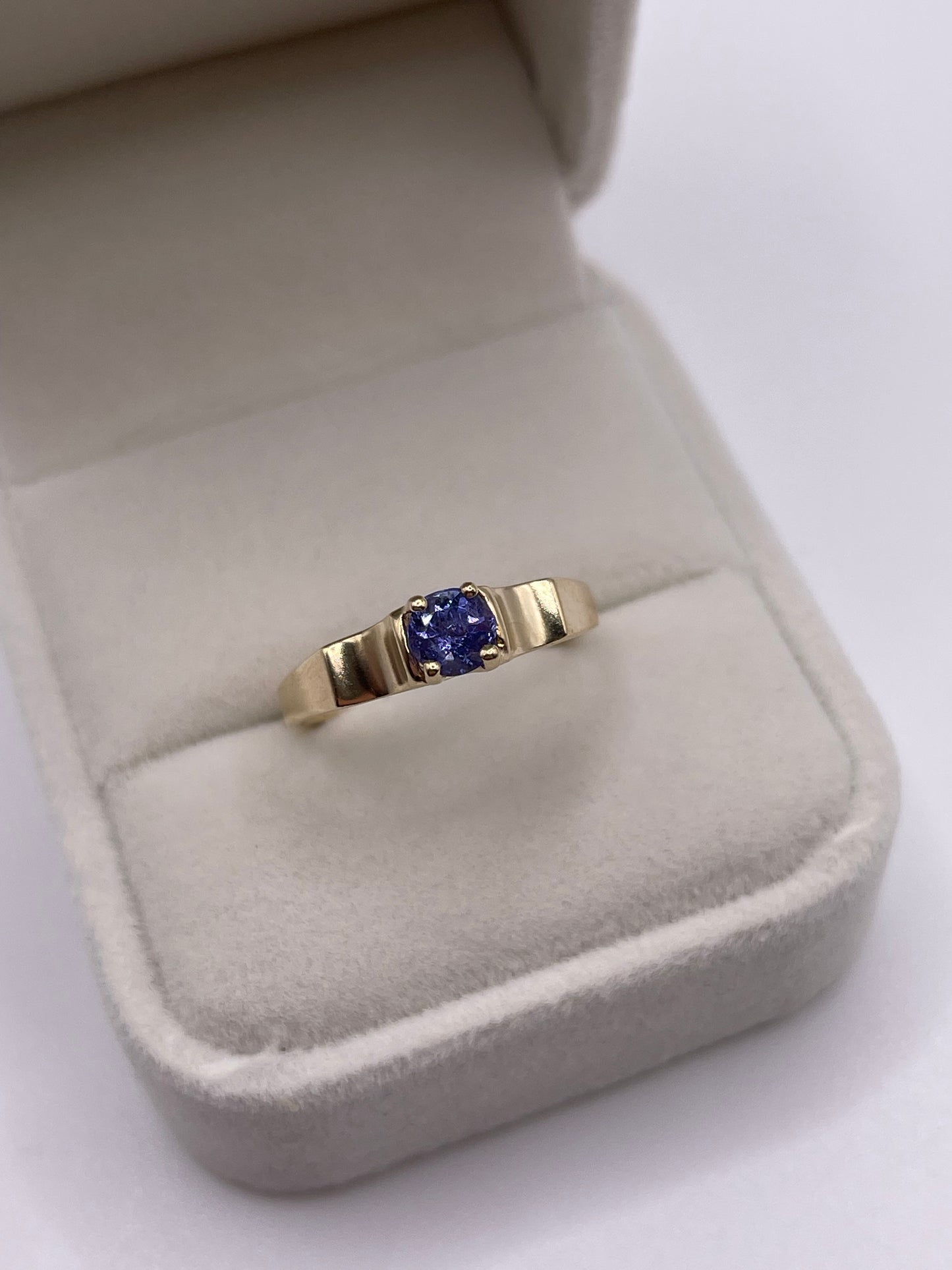 9ct gold tanzanite ring