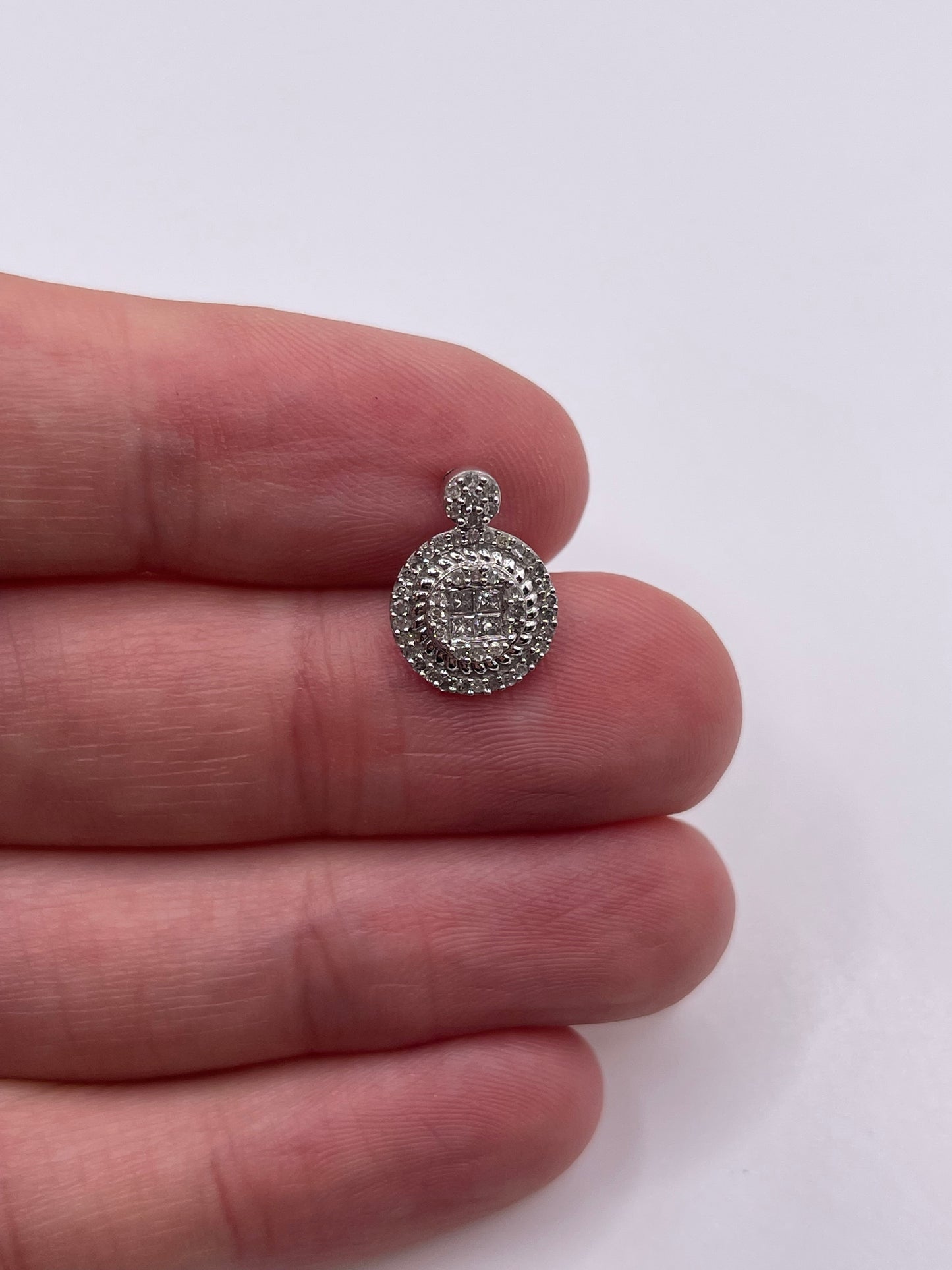 9ct white gold diamond cluster pendant
