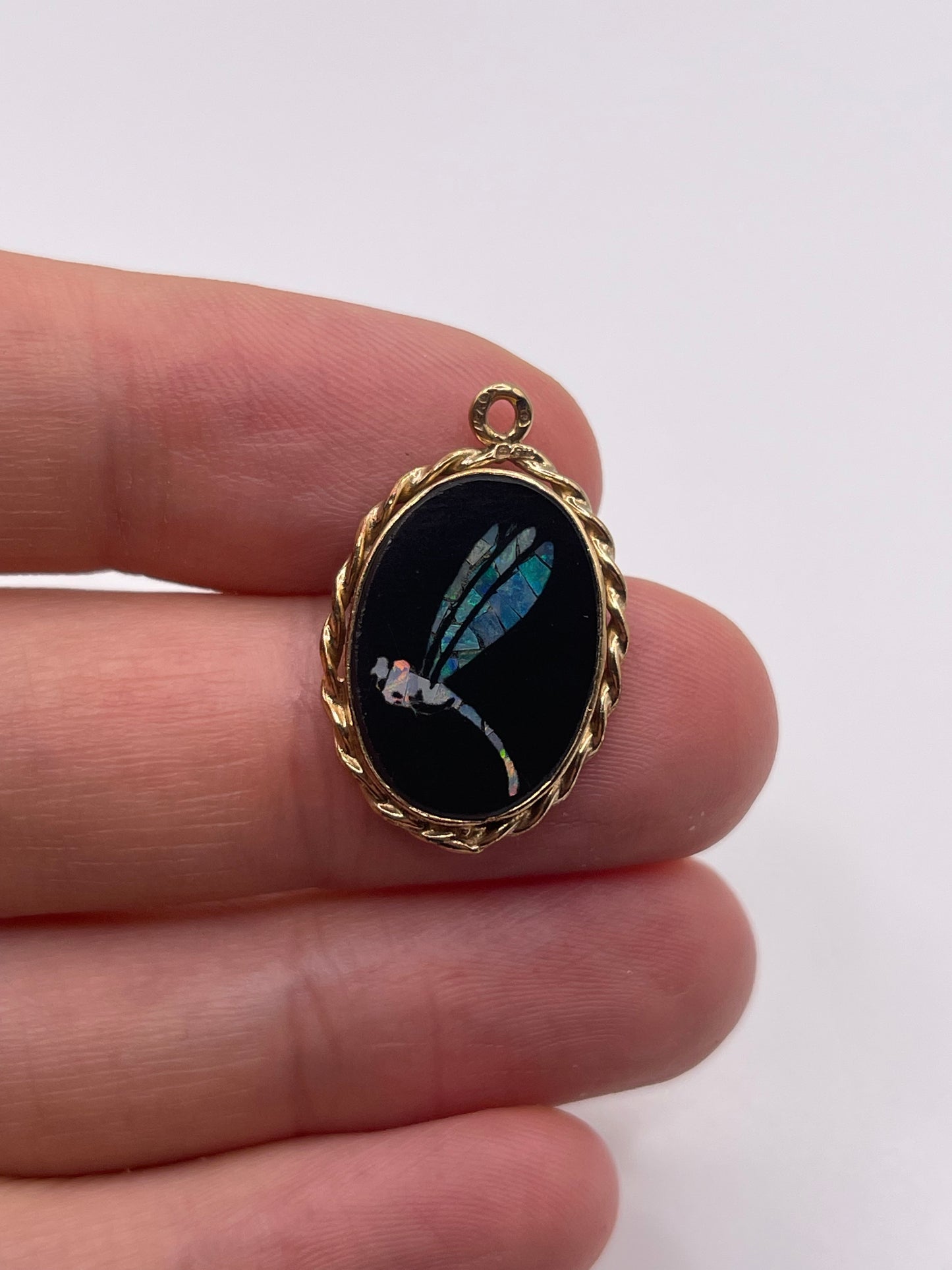 9ct gold opal and onyx pendant