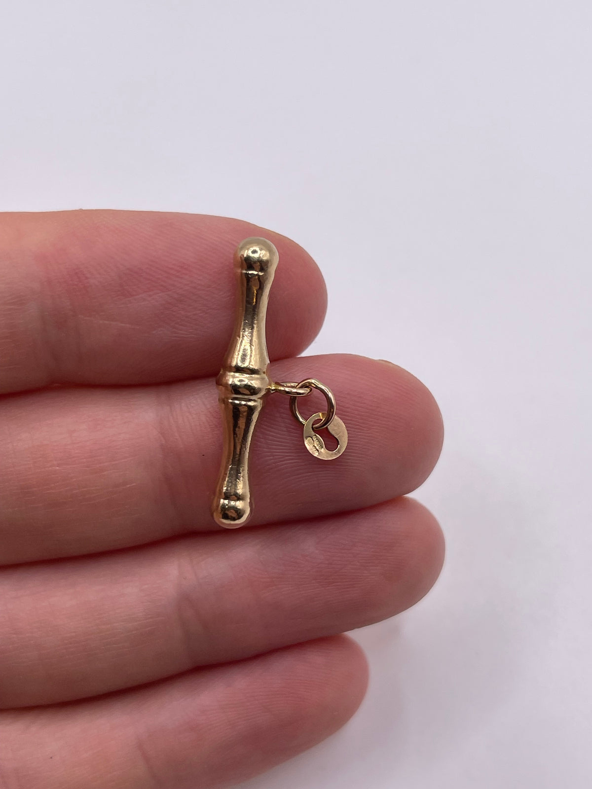 9ct gold t bar pendant