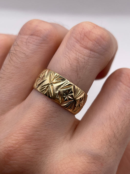 9ct gold patterned band