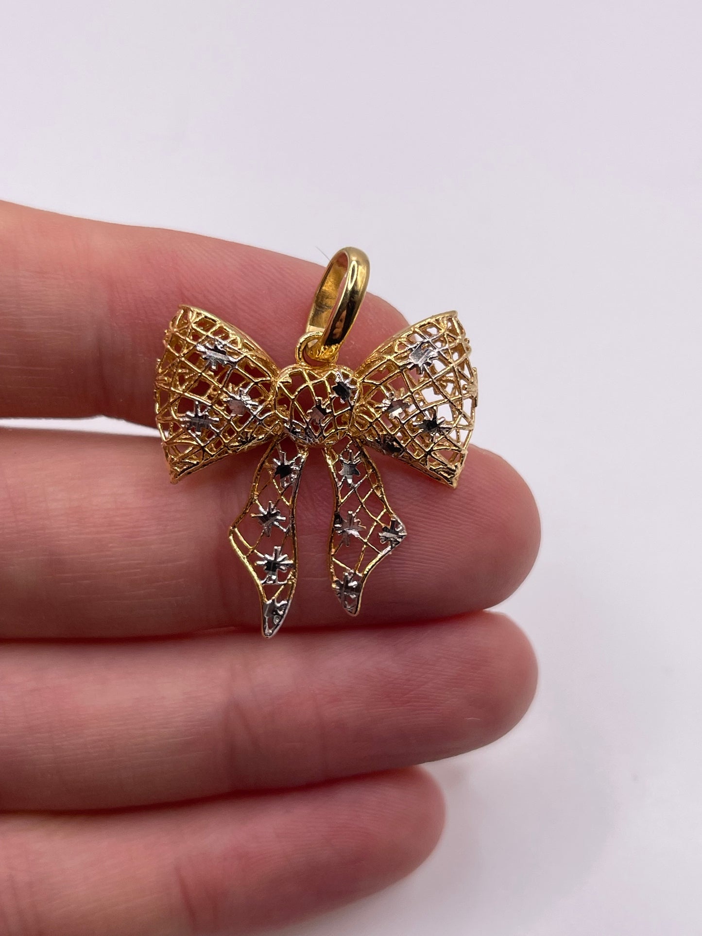 9ct gold ribbon pendant