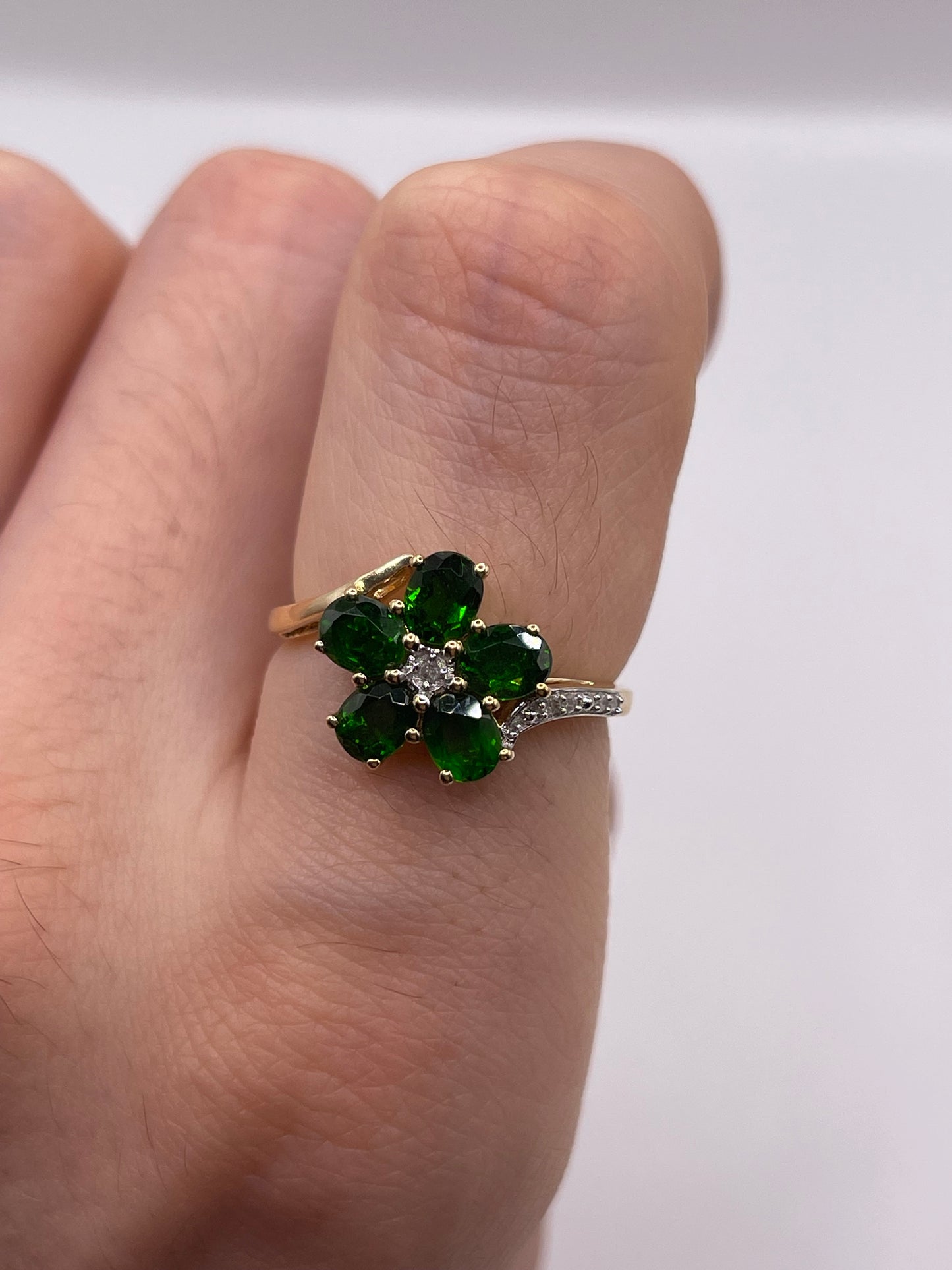 9ct gold diopside and diamond ring