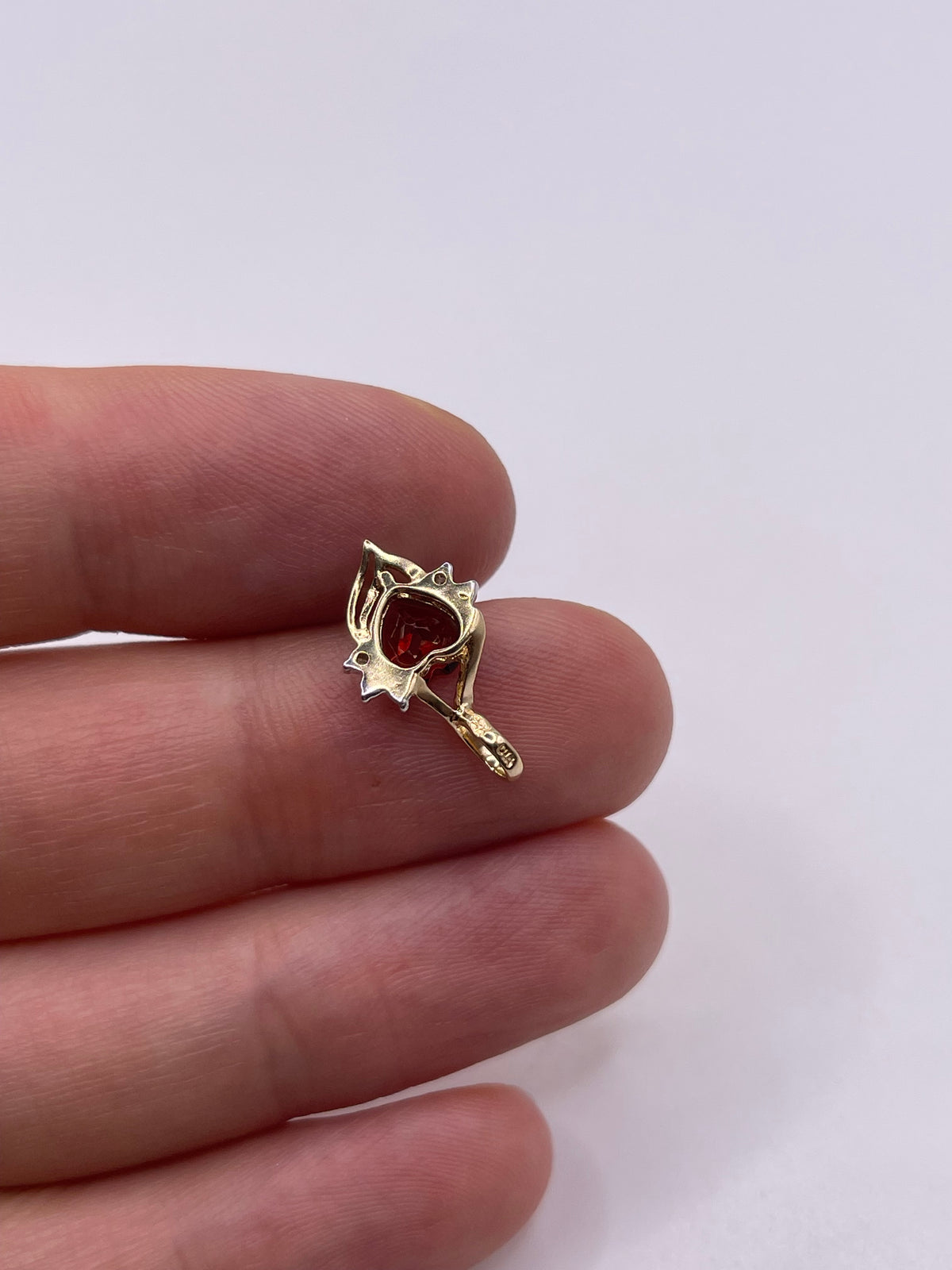 9ct gold garnet and diamond pendant