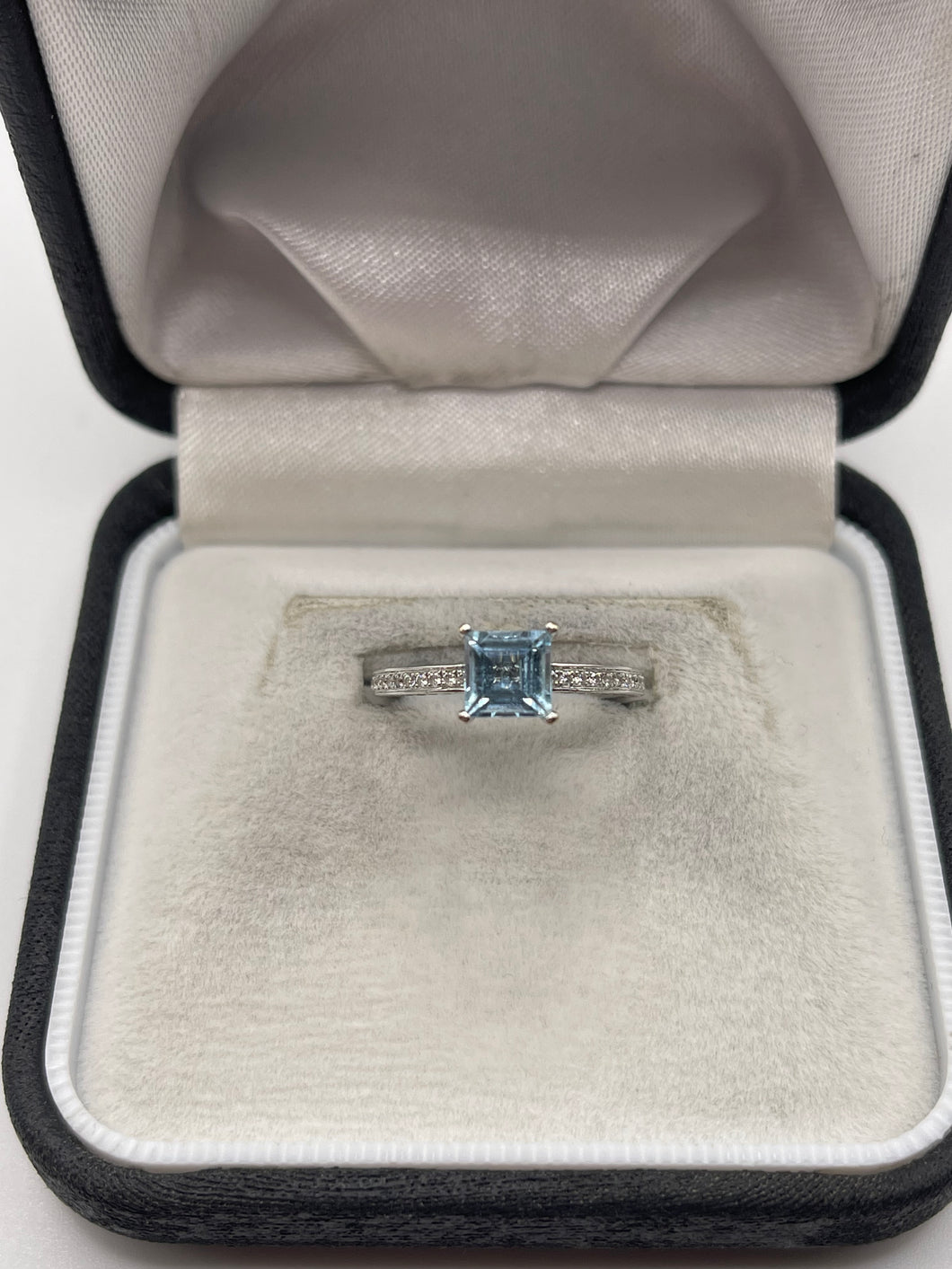 18ct white gold aquamarine and diamond ring