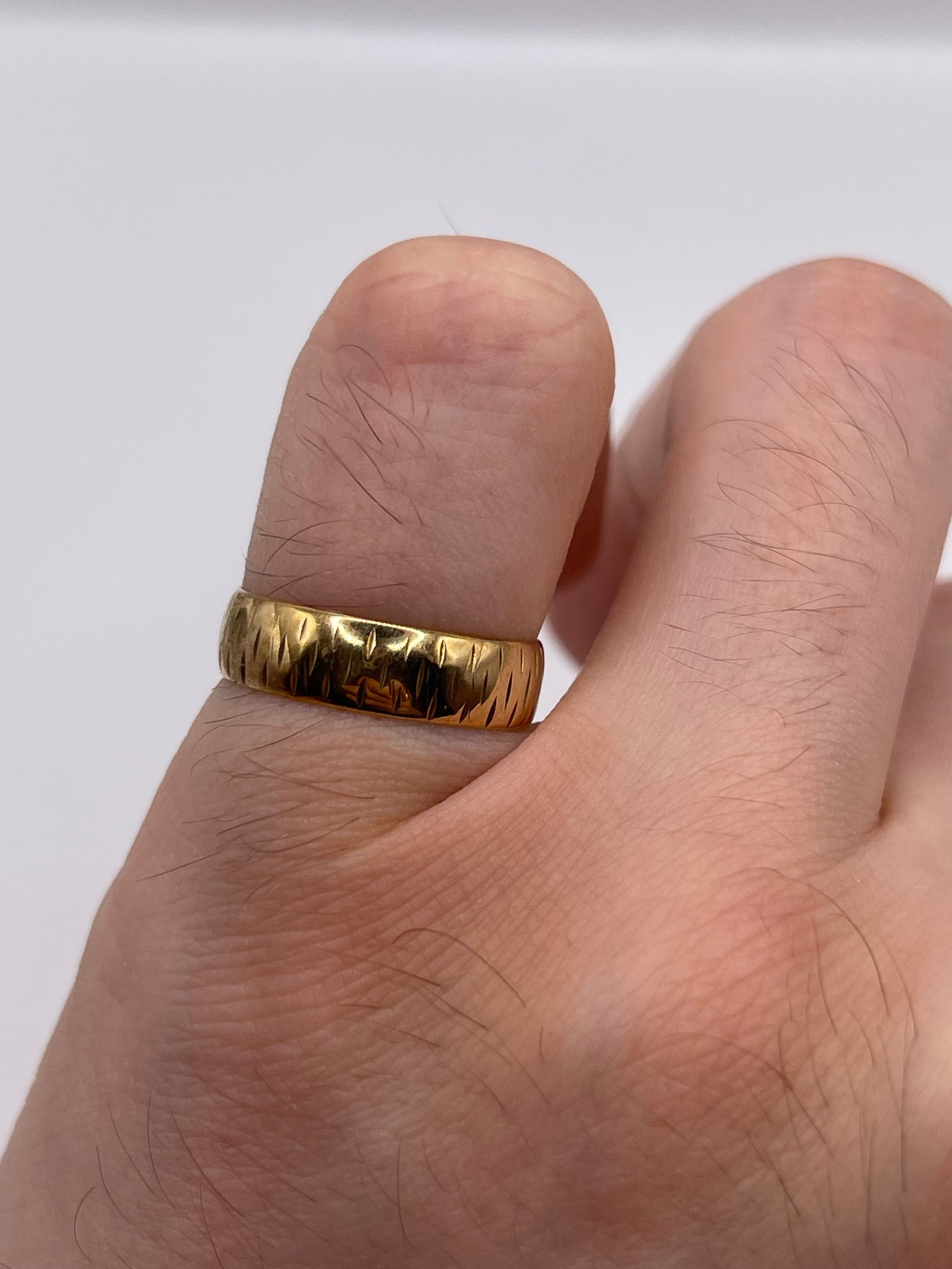 9ct gold patterned band