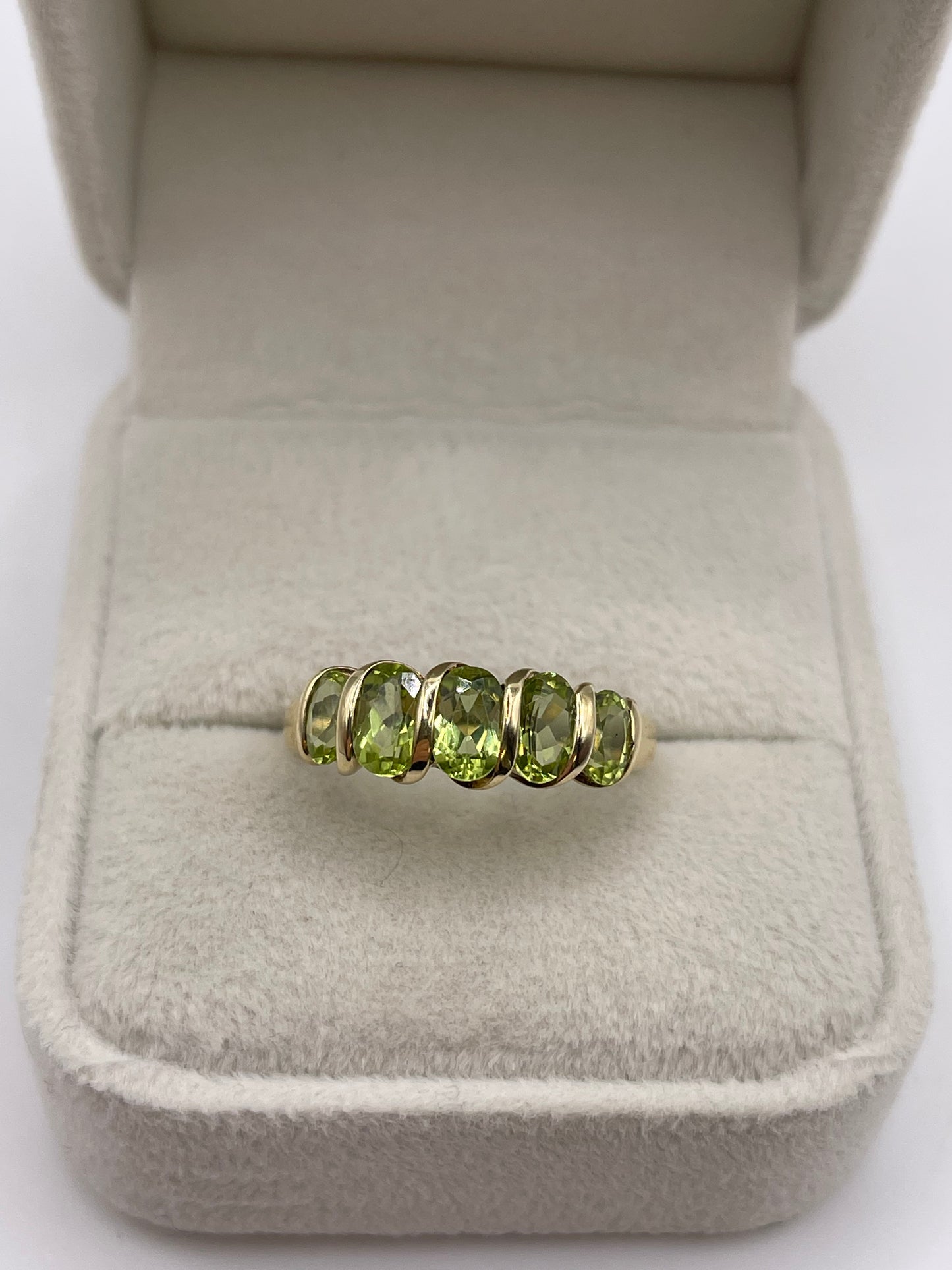 9ct gold peridot ring