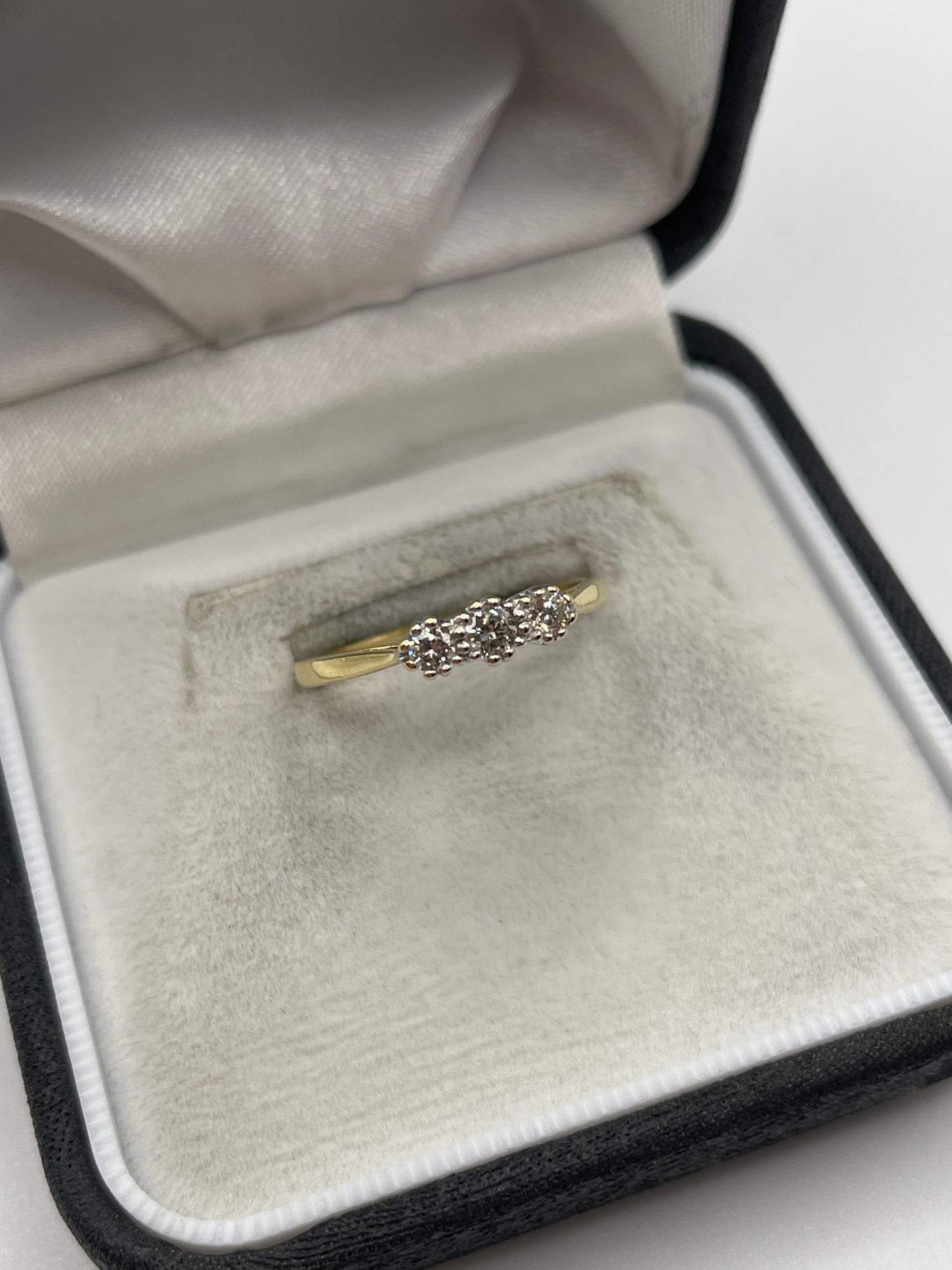 18ct gold 25 point diamond ring