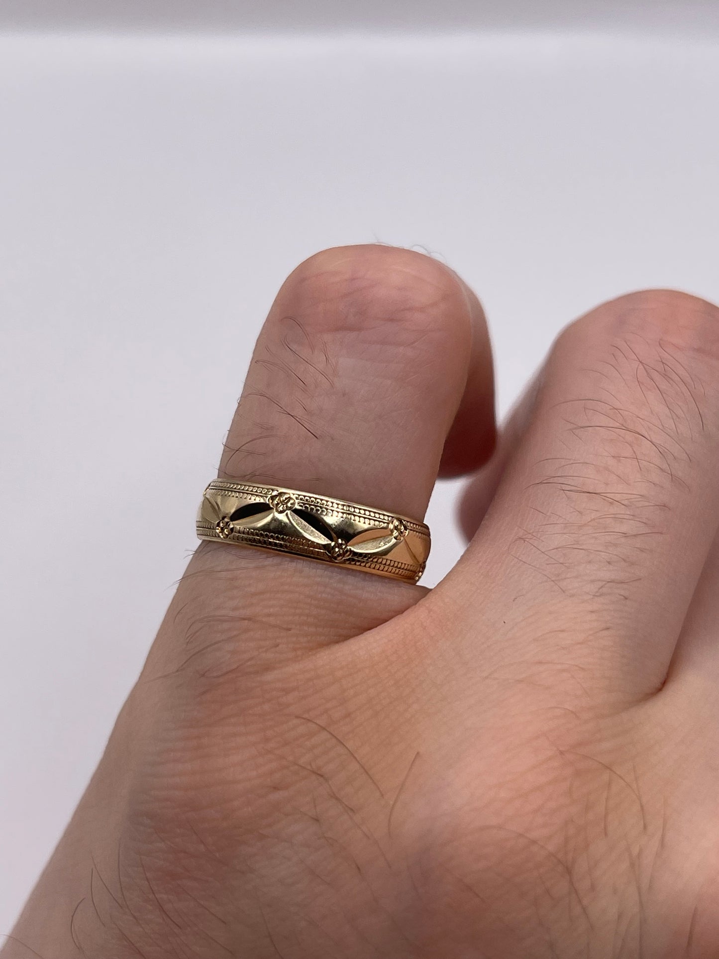 9ct gold patterned band