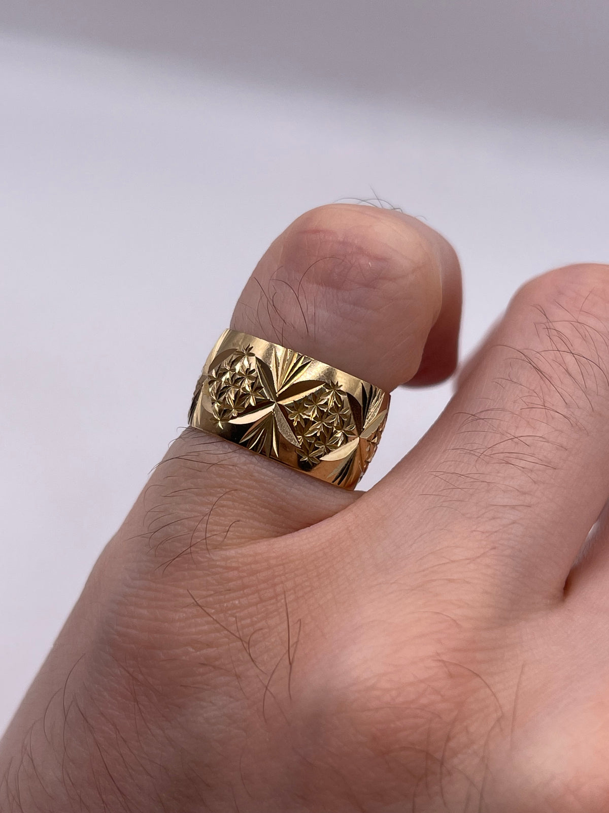 9ct gold patterned band