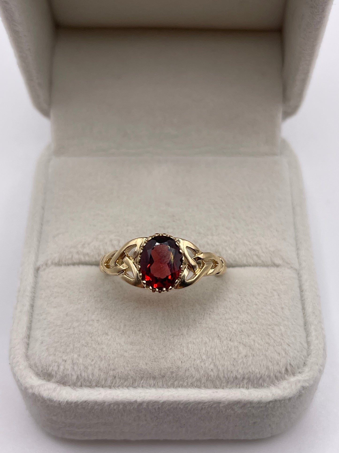 9ct gold garnet ring