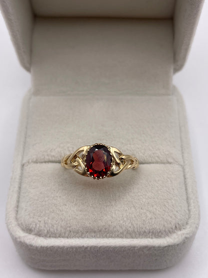 9ct gold garnet ring