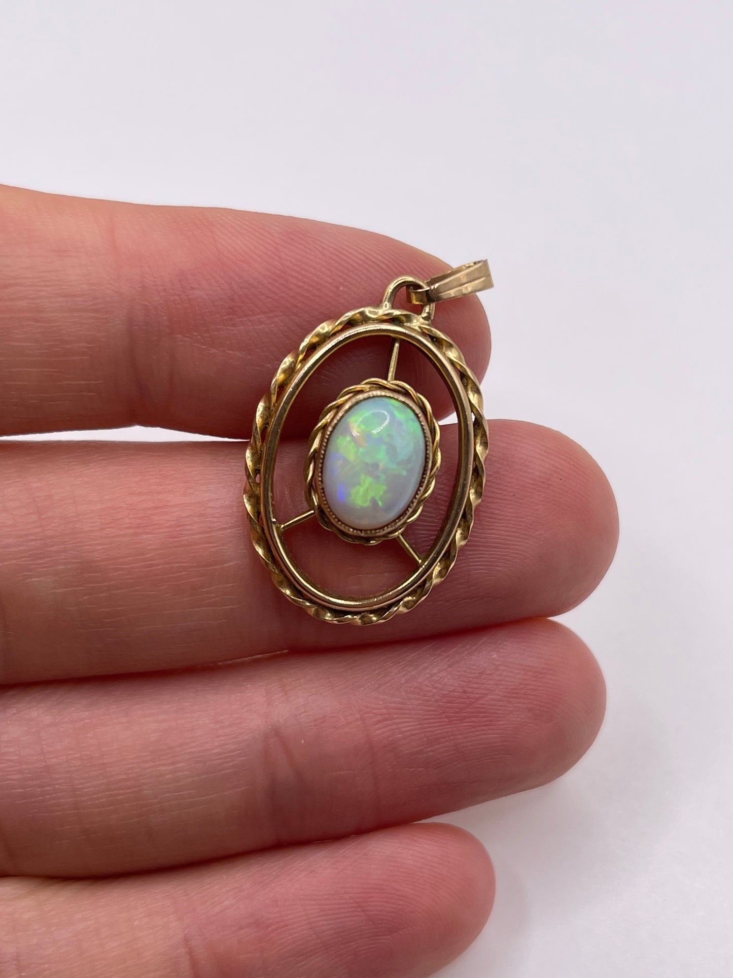9ct gold opal pendant